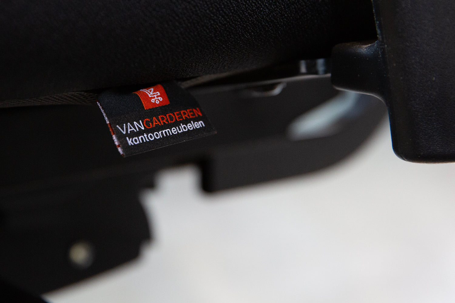 Wat is het nut van een verstelbare schuifzitting bij een bureaustoel?