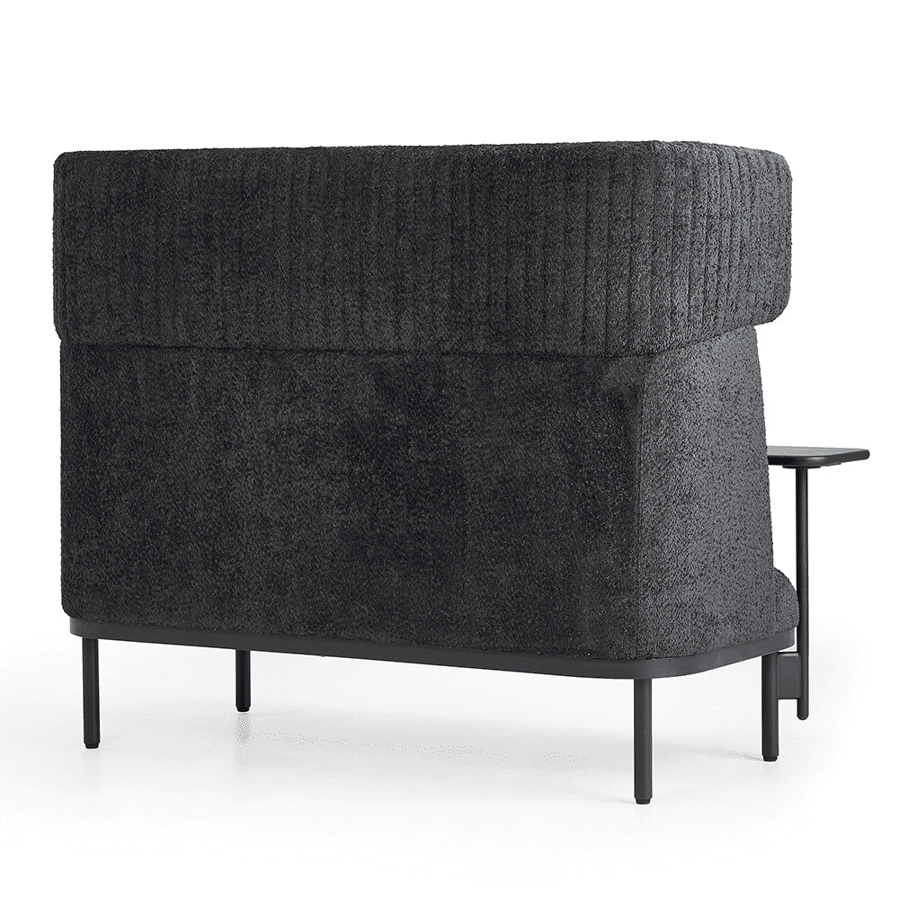 De Echo bank in grijze Teddy stof met zwarte aanbouwtafel