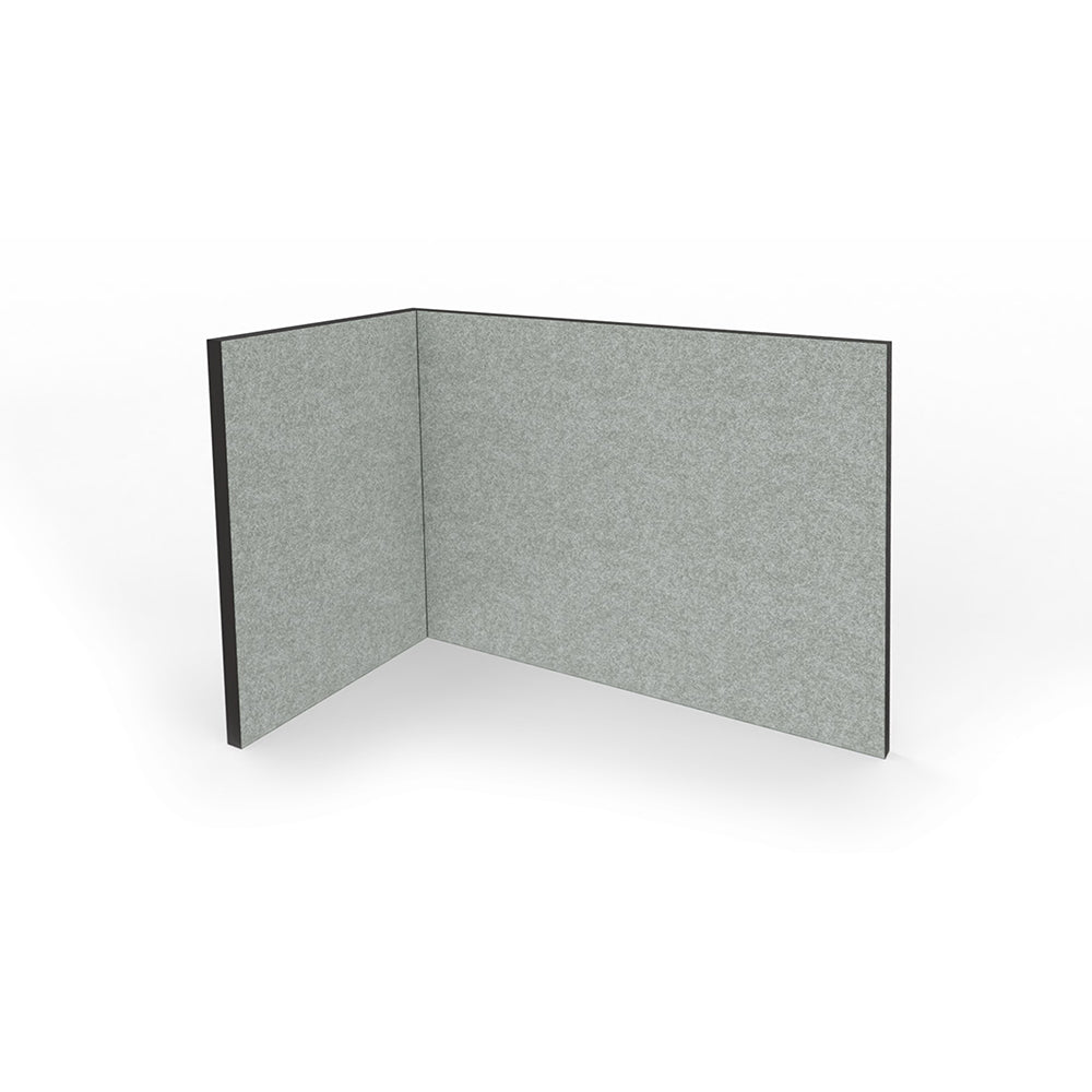 Vooraanzicht van de akoestische L-opstelling voorzien van een zwart aluminium kader