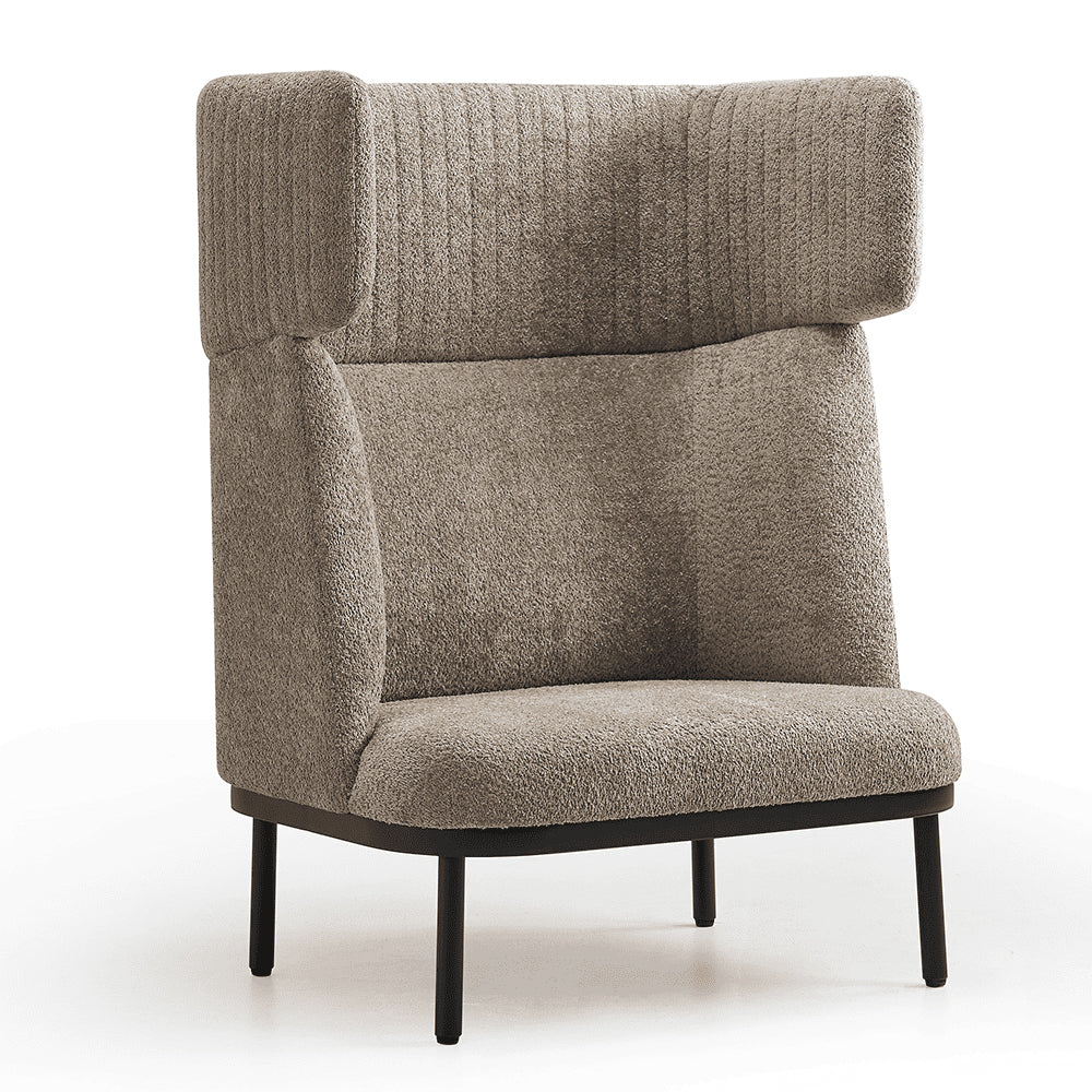 Beige Nova Echo akoestische fauteuil op een zwart metalen frame, gezien van schuinvoor
