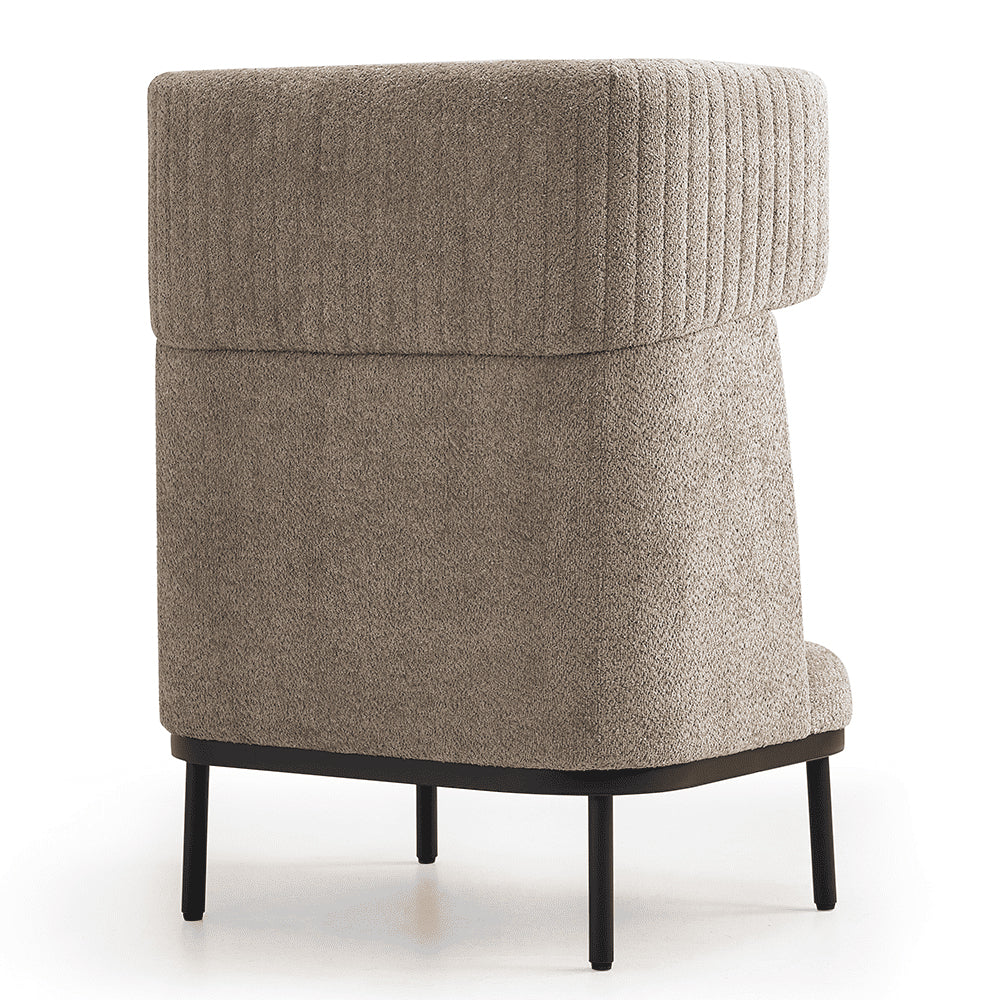 De stijlvolle Nova Echo akoestische fauteuil uitgevoerd in het beige en gezien vanaf de achterzijde