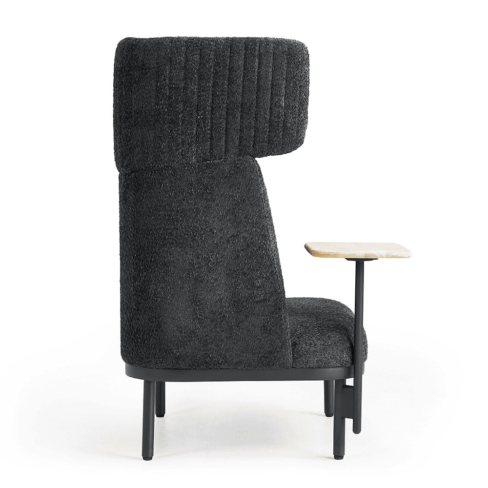 Het zijaanzicht van de Nova Echo uitgevoerd in het zwart met een houten aanbouwtafel