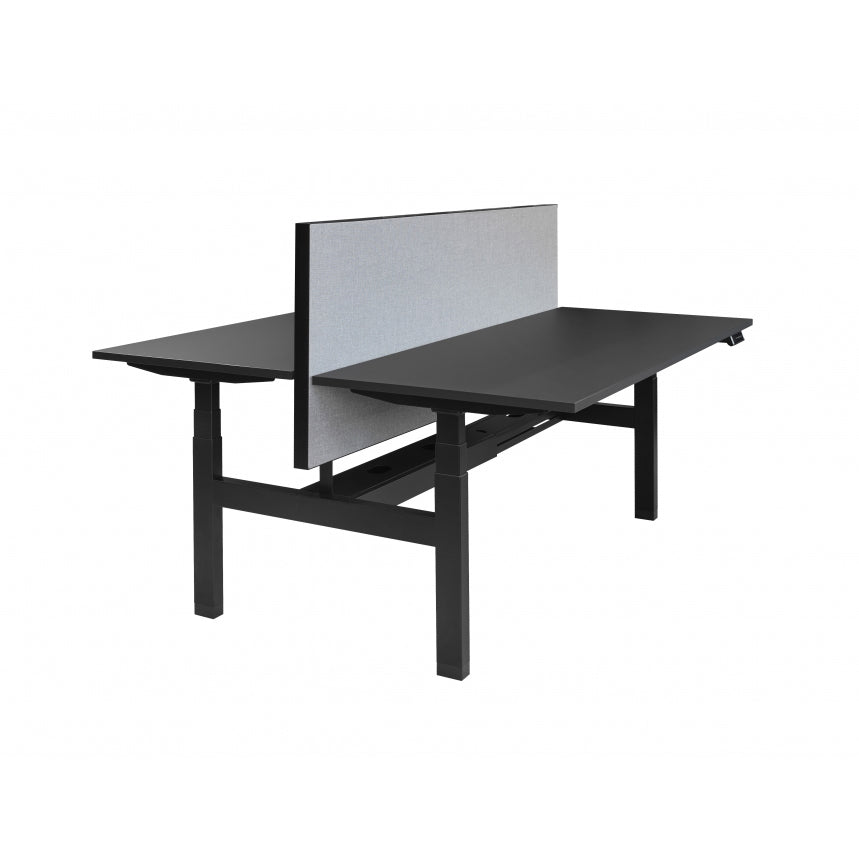Akoestische tussenwand Rapid in het grijs met zwart aluminium kader en geplaatst op een volledig zwart duo bureau