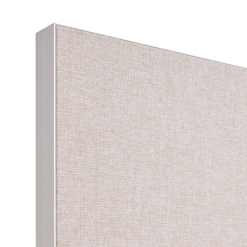 Beige uitgevoerde akoestische tussenwand met een wit aluminium kader