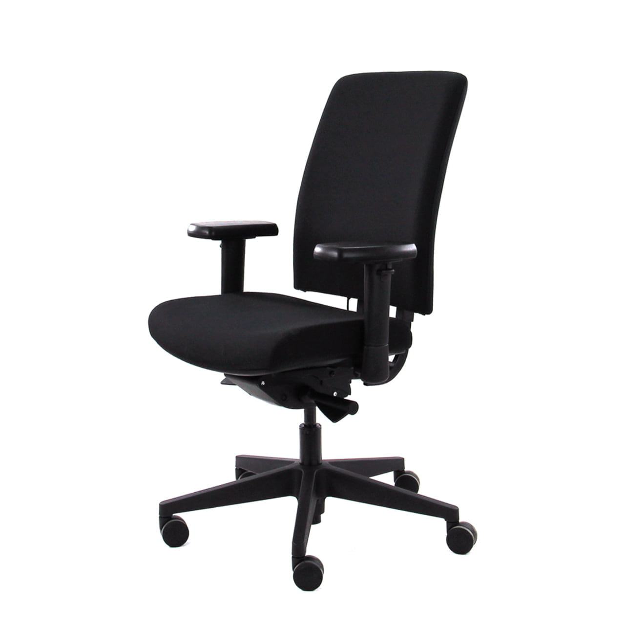 Schuin vooraanzicht van bureaustoel EDDY NPR met zwarte zitting en zwarte rugleuning, ergonomisch en stijlvol ontwerp.