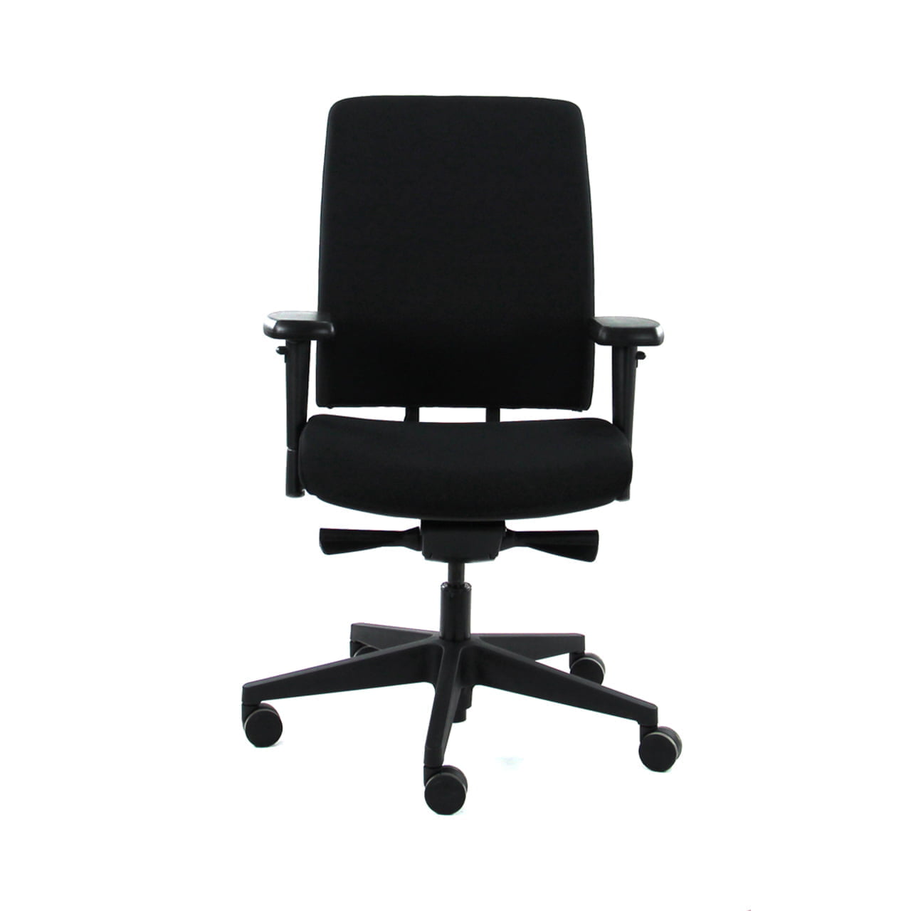 Vooraanzicht van bureaustoel EDDY NPR met zwart voetkruis en dichte zwarte rugleuning, ergonomisch en strak ontwerp.