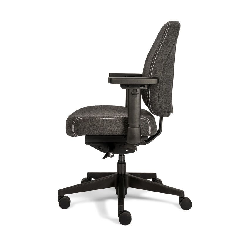 Bureaustoel Therapod Compact, zwart met donkergrijs wolvilt, voetkruis, armleuningen goed zichtbaar, zijaanzicht vanaf links.