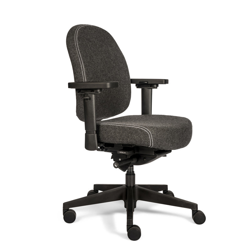 Bureaustoel Therapod Compact, zwart met donkergrijs wolvilt, voetkruis zwart, zijaanzicht rechtsvoor.