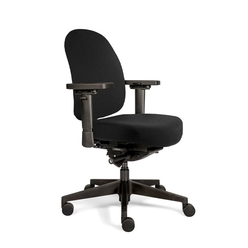 Bureaustoel Therapod Compact, volledig zwart met wolvilt en voetkruis, zijaanzicht vanaf rechtsvoor.