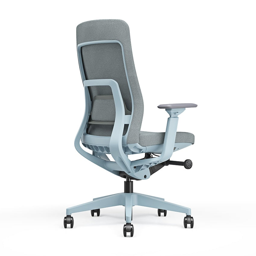 Bureaustoel Titan gezien van schuinachter en uitgevoerd in het blauw met zwarte wielen