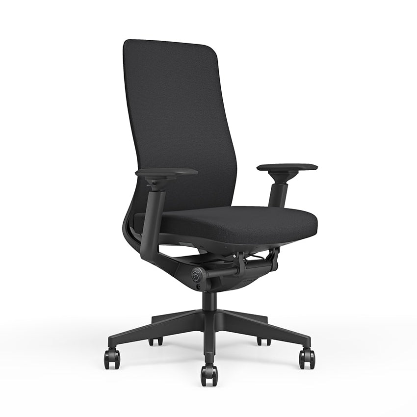 Volledig zwarte bureaustoel Titan met 4-d armleuningen, gezien van schuinvoor