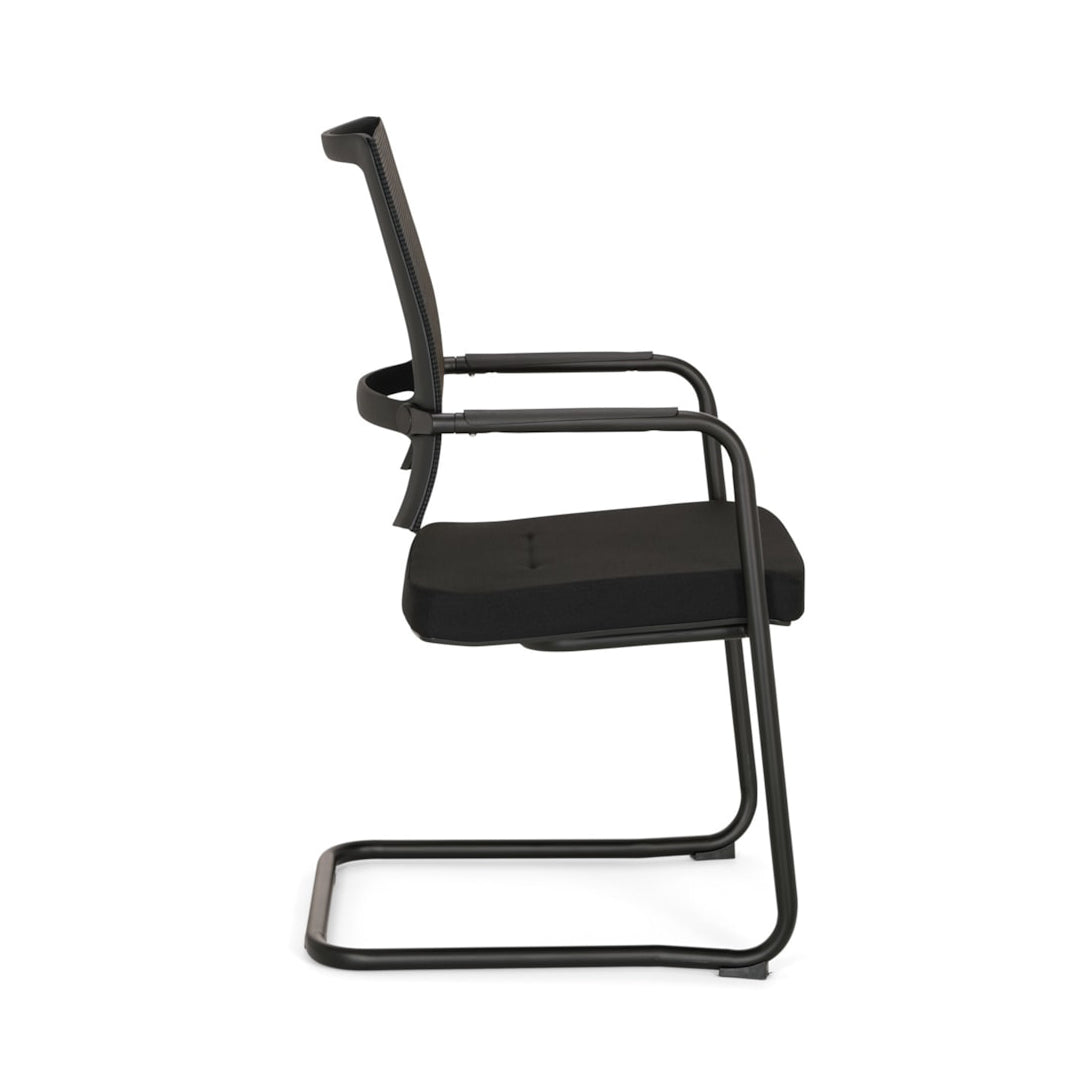 Zijaanzicht van een zwarte vergaderstoel Frits