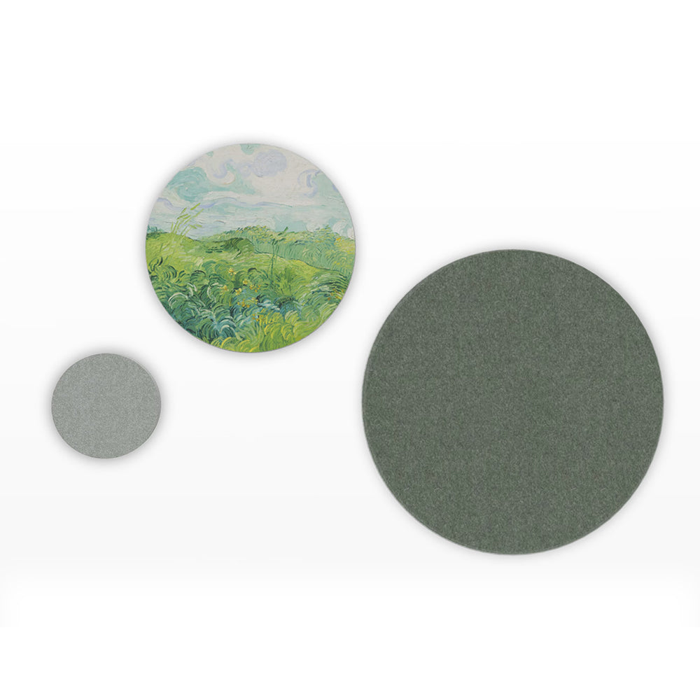 Akoestische wandpanelen Lin cirkelvormig voorzien van groene stoffering en een print van een landschap