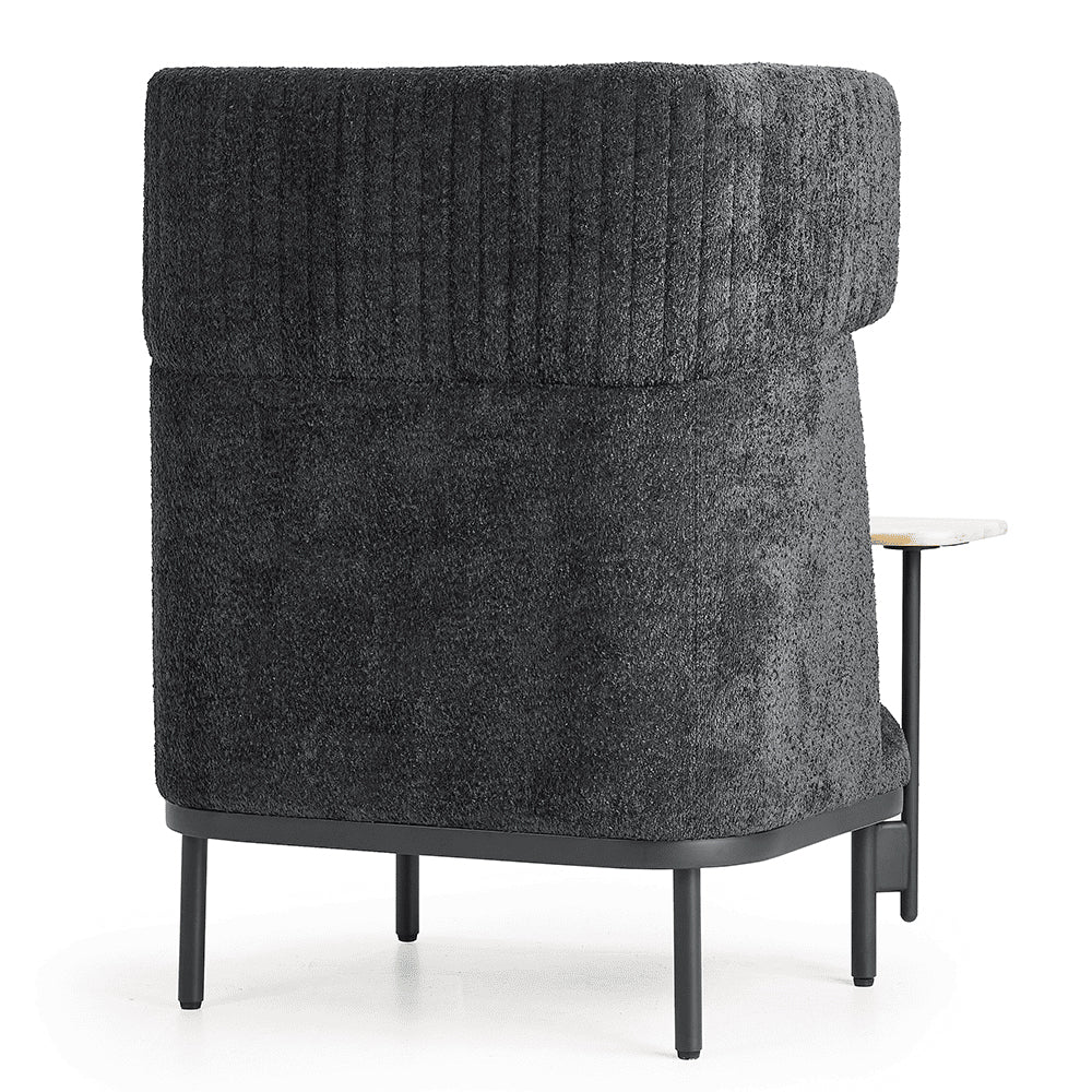 Achteraanzicht van de akoestische fauteuil Nova Echo in het zwart en voorzien van bijpassend tafeltje