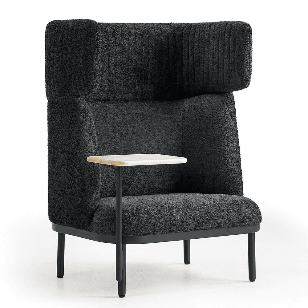 Akoestische fauteuil Nova met houten tafel in het zwart en gezien van schuinvoor