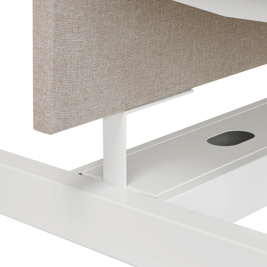 Detail van een witte L-beugel voor de bevestiging van de akoestische wand Rapid