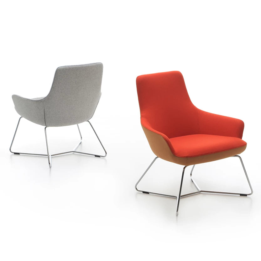 Hendriks loungefauteuil met aluminium onderstel in de kleur grijze met rond blad.