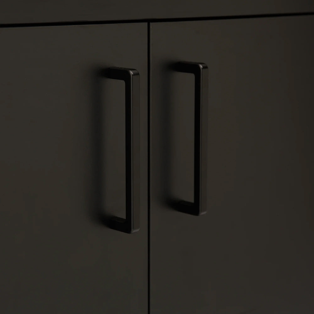 Detailfoto van de zwarte handgreep op de zwarte kast Andres