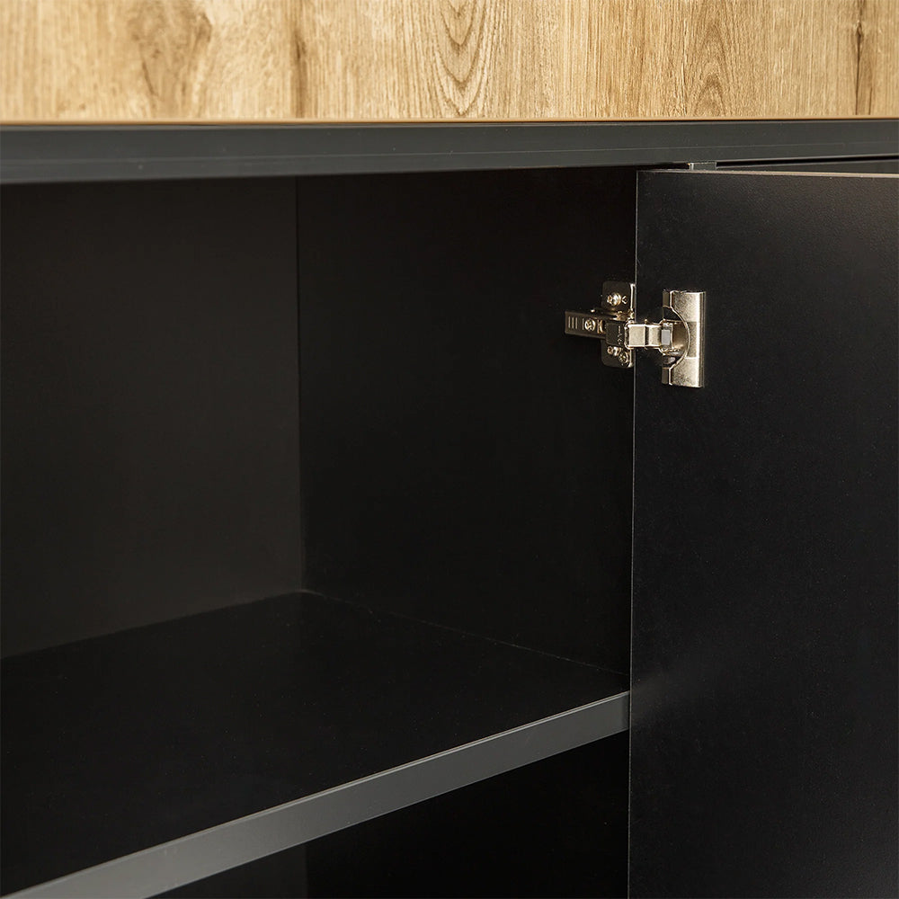 Openstaande deur van de Kast Andres waarin het scharnier zichtbaar is en de onderkant van de nature plantenbak