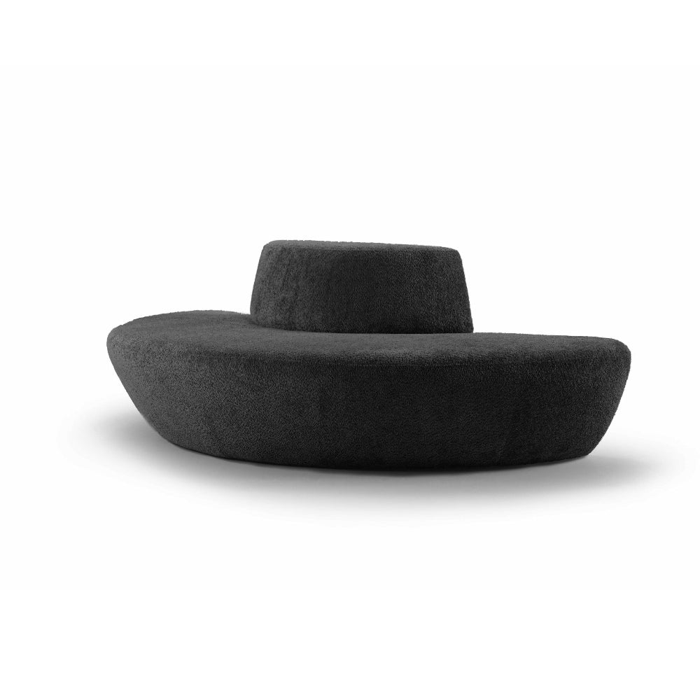 Zijaanzicht van het smalle deel van de Nova Loungebank voor in kantoor, uitgevoerd in zwarte teddy stoffering