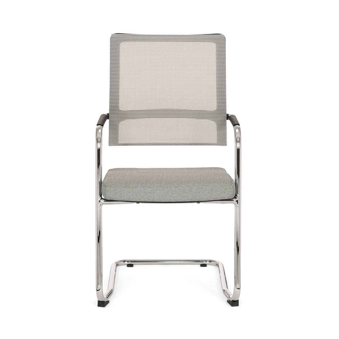 Frits vergaderstoel gezien van vooraf met grijze bekleding en chrome frame