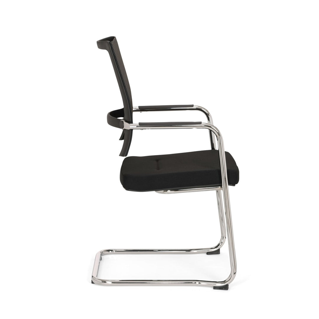 Zijaanzicht van een Frits vergaderstoel met zwarte stoffering en chrome frame