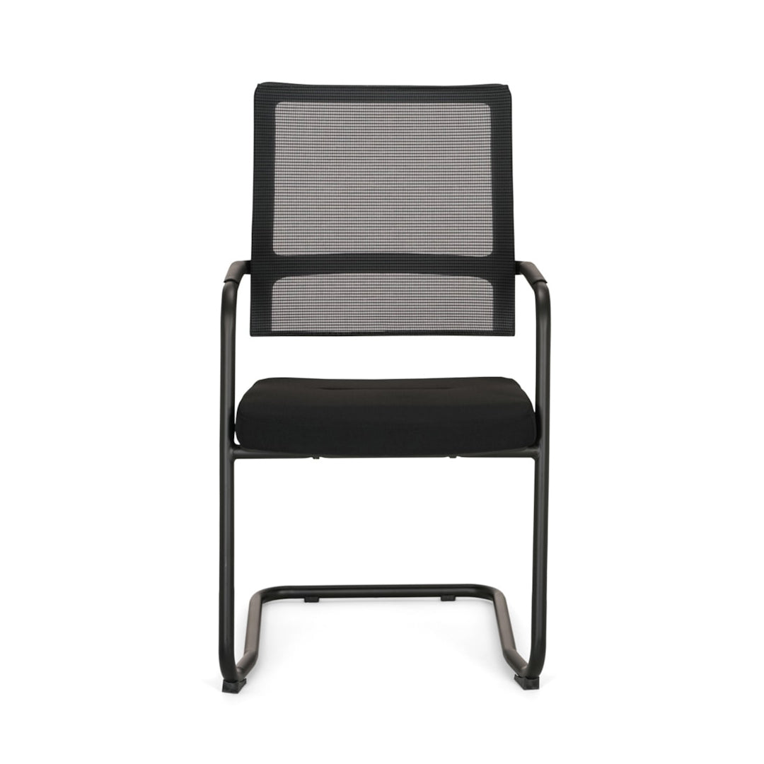 Vooraanzicht van een volledig zwarte vergaderstoel Frits