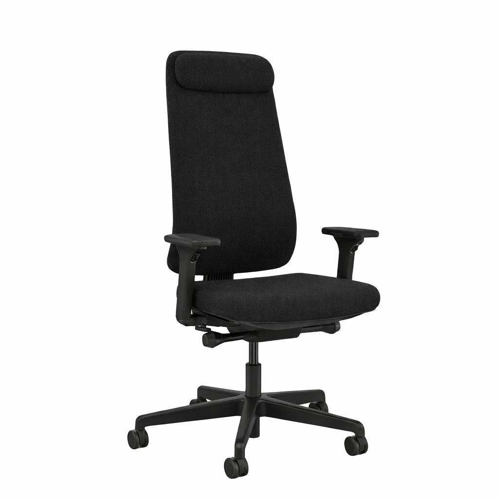 Volledig zwarte Prompt Bureaustoel met hoofdsteun en lange rugleuning, gezien vanaf de voorzijde