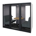 De akoestische werkruimte VOX Pod large in het zwart met een eiken houten tafel en 4 persoonszit